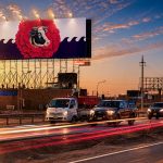 Panel publicitario de Gloria en la Panamericana Sur durante campaña verano 2026