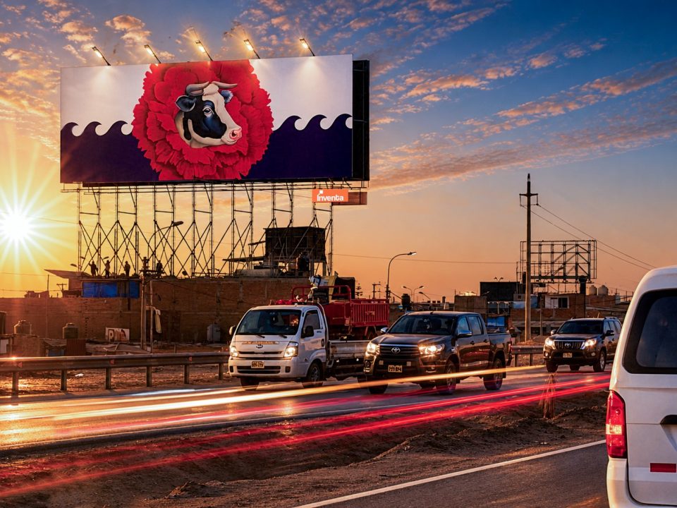 Panel publicitario de Gloria en la Panamericana Sur durante campaña verano 2026