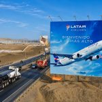 Panel publicitario de LATAM Airlines en la Panamericana Sur durante campaña verano 2026
