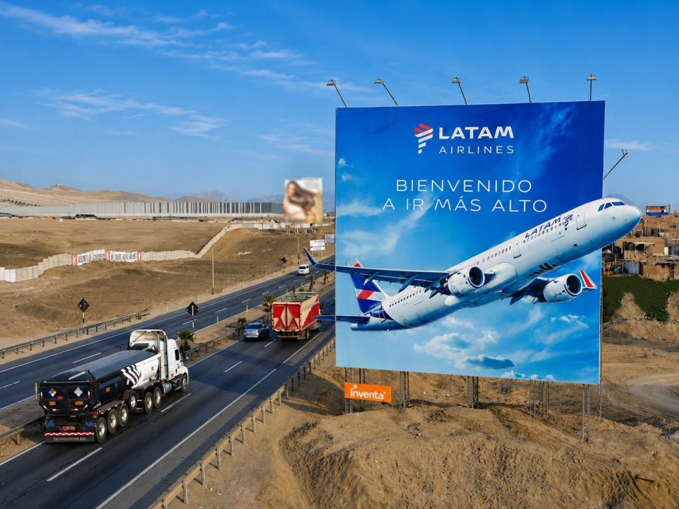 Panel publicitario de LATAM Airlines en la Panamericana Sur durante campaña verano 2026