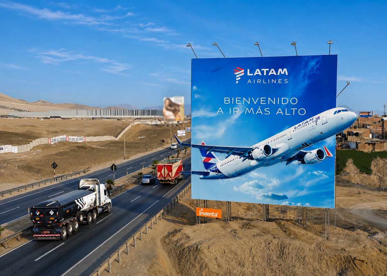 Panel publicitario de LATAM Airlines en la Panamericana Sur durante campaña verano 2026