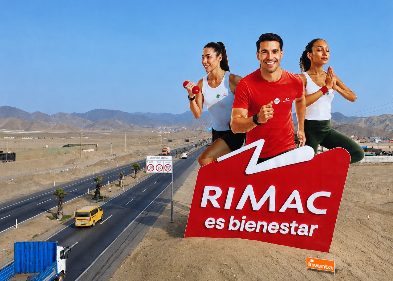 Panel publicitario de Rimac Seguros en la Panamericana Sur durante campaña verano 2026