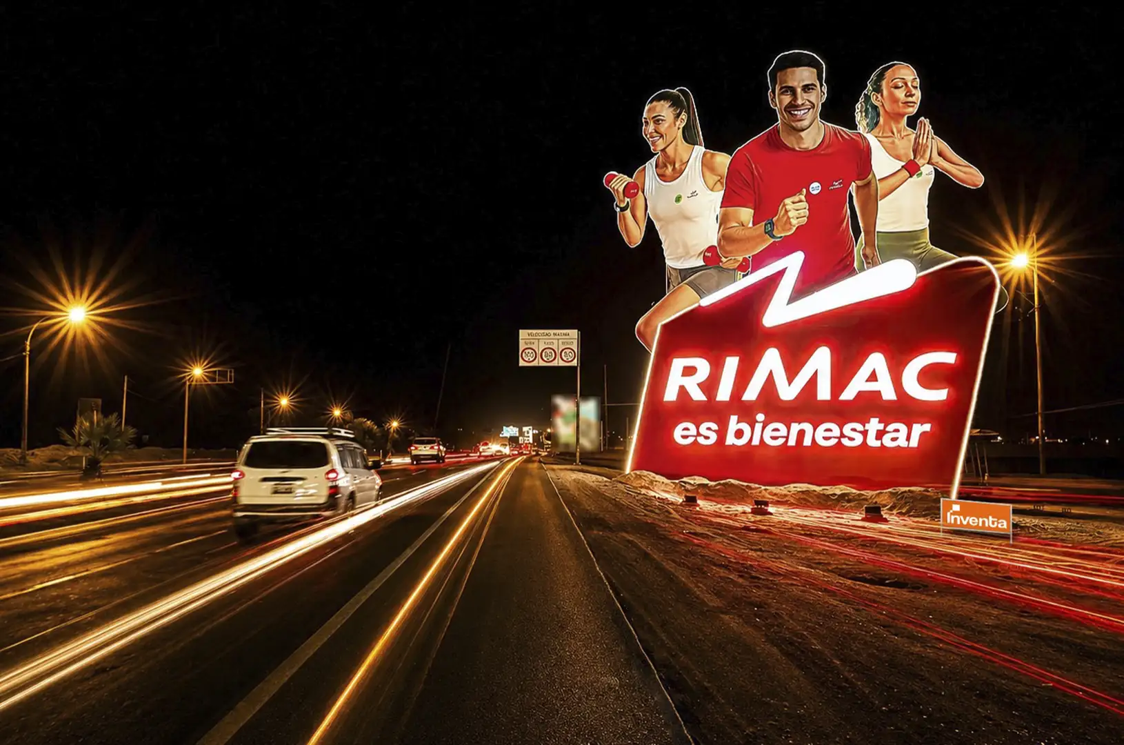 Panel publicitario nocturna en la Panamericana Sur de Rímac con el lema “es bienestar” y personas haciendo ejercicio, hecho por Inventa