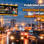 Panel publicitario en una avenida junto a un teléfono que muestra un anuncio digital.