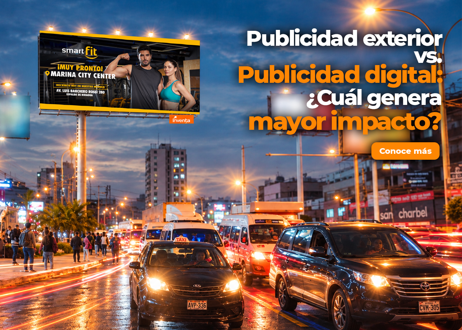 Panel publicitario en una avenida junto a un teléfono que muestra un anuncio digital.
